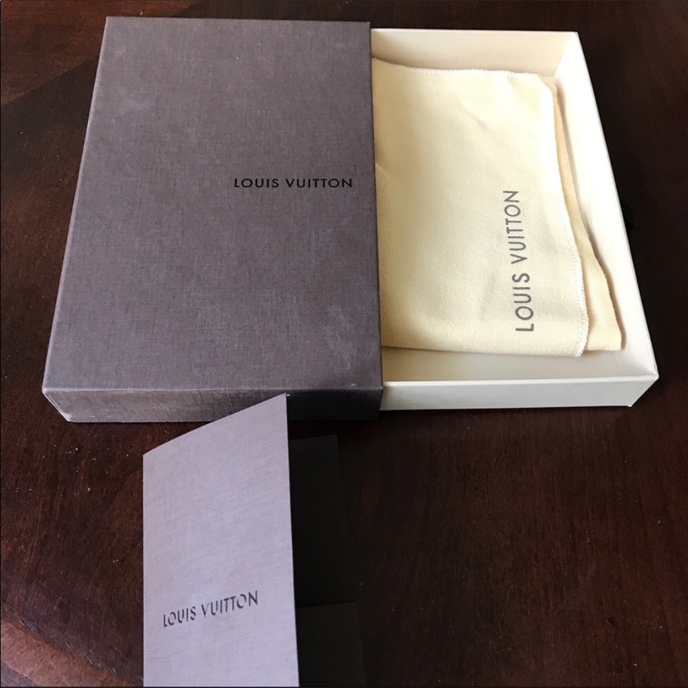 💯 authentic Box and duster